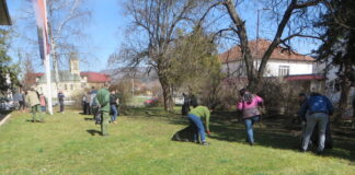 Radnici „Sjemeća“ iz Rogatice očistili krug – GLAS REGIJE.057