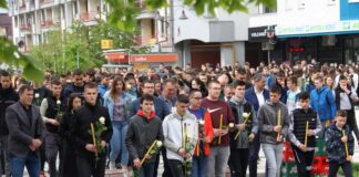 У И. Илиџи ученици и професори одали почаст страдалој дјеци из Београда – ГЛАС РЕГИЈЕ.057