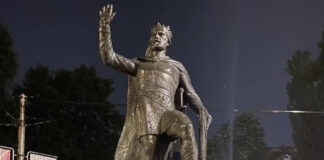 Споменик краљу Твртку постављен под окривљем мрака у Сарајеву – ГЛАС РЕГИЈЕ.057