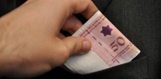 Ставио паре полицајцу у роковник, па ухапшен – ГЛАС РЕГИЈЕ.057