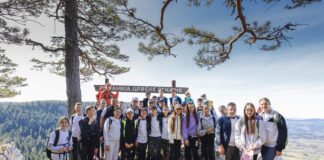 Основци из И.Илиџе посјетили Црвене стијене на Романији – ГЛАС РЕГИЈЕ.057